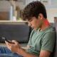 Vliv mobilních telefonů a počítačů na držení těla