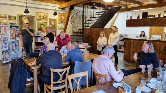 Pak přišla na řadu prezentace naší  nové kolekce. Nejmenší důvěru dostal Honzík, jehož vystoupení podrobil přísným korekcím sám pan ředitel. 